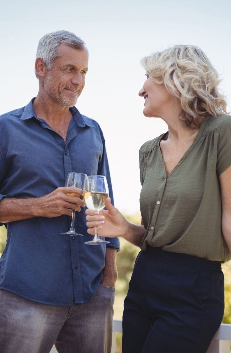 couple-with-champane-nature-sm.jpeg